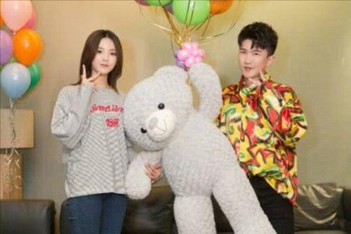 娱乐圈吃瓜背景图片真人